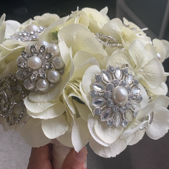 Handmade brooch, wedding bouquet, ivory, and rhinestones - Picture 4 of 10